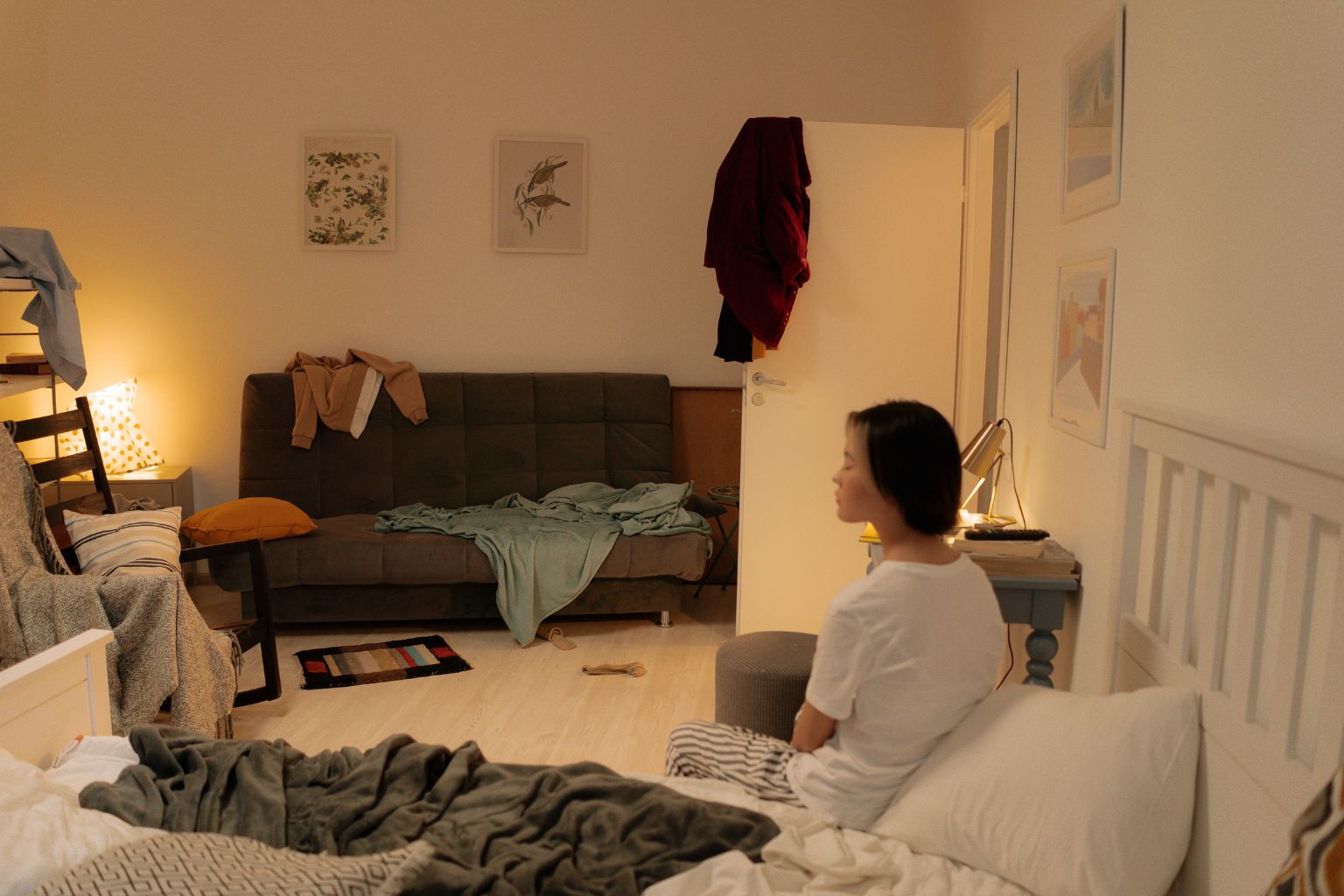 衣類や物が散らかった部屋の様子。片付けが後回しになり、生活動線が乱れている状態を示す写真。